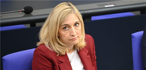 Bundesgesundheitsministerin Nina Warken (CDU) am Donnerstag im Bundestag.
