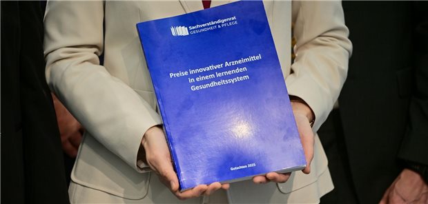 Bundesgesundheitsministerin Nina Warken (CDU) mit einer Ausgabe des Gutachtens des Sachverständigenrats