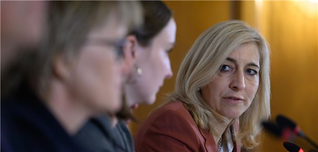 Krankenhäuser können kurzfristig mit vier Milliarden Euro extra rechnen Bundesgesundheitsministerin Nina Warken (CDU, re.) hat bei der Gesundheitsministerkonferenz in Weimar am Donnerstag Finanzhilfen für Krankenhäuser angekündigt.