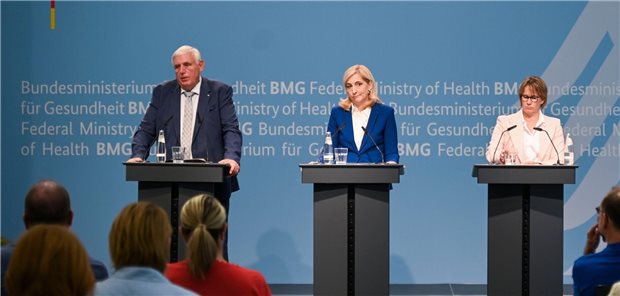 Bundesgesundheitsministerin Warken stellt Ausbau der Weiterbildung in Kinderarzt-Praxen vorerst zurü Bundesgesundheitsministerin Nina Warken (CDU/Mitte) mit Hamburgs Gesundheitssenatorin Melanie Schlotzhauer (SPD) im Juli bei einer gemeinsamen Pressekonferenz im Juli in Berlin. Links: Nordrhein-Westfalens Gesundheitsminister Karl Josef Laumann (CDU).