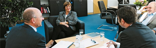 "Zum ersten Mal führt höherer Behandlungsbedarf zu mehr Geld" Bundesgesundheitsministerin Ulla Schmidt (SPD) im Interview mit Chefredakteur Wolfgang van den Bergh (l. ) und Hauptstadtkorrespondent Bülent Erdogan (2.v.r.), rechts im Bild ihr Sprecher Klaus Vater.