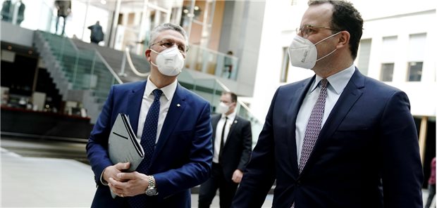 Spahn: Hausärzte pushen Corona-Impfkampagne Bundesgeusndheitsminister Jens Spahn (CDU,r.) und RKI-Präsident Professor Lothar H. Wieler verlassen das Gebäude nach einer Pressekonferenz zur aktuellen Corona-Lage.