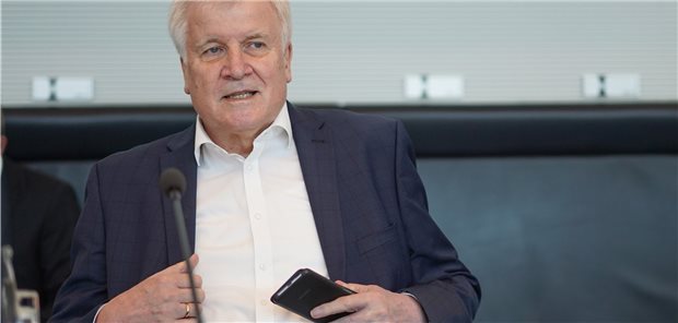Seehofer: Bund sollte Katastrophenschutz nicht an sich ziehen Bundesinnenminister Horst Seehofer (CSU) bei der Sitzung des Bundestags-Innenausschusses am Montag. Thema: Die aktuelle Lage in den Hochwassergebieten und die Abläufe der Alarmierungsverfahren.
