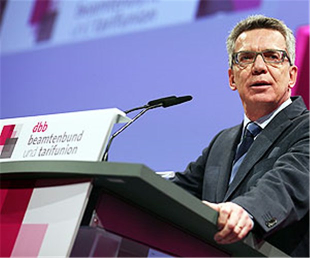 Tarifeinheit und Grundgesetz sind schwer zu vereinbaren Bundesinnenminister Thomas de Maiziere (CDU) spricht am 06.01.2014 in Köln (Nordrhein-Westfalen) auf der Jahrestagung des Beamtenbundes (dbb).