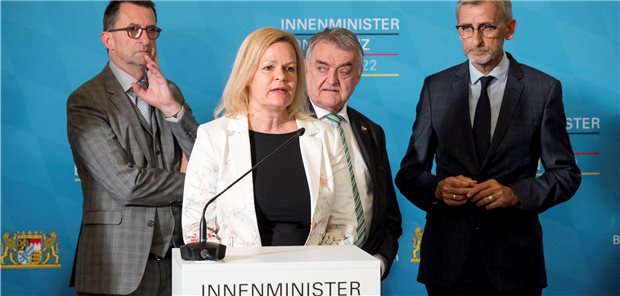 Keine Einigung auf Zuschüsse für Katastrophenschutz Bundesinnenministerin Nancy Faeser beim Treffen der Innenminister von Bund und Ländern in Würzburg vor dem Unterzeichnen der Verwaltungsvereinbarungen zum Gemeinsamen Kompetenzzentrum Bevölkerungsschutz.