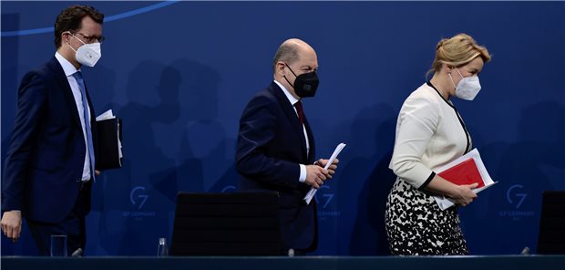 Lauterbach muss jetzt nationale Teststrategie überarbeiten Olaf Scholz ist von der Entscheidung Bayerns, die 2G-Plus-Regel in der Gastronomie nicht umzusetzen, etwas angefressen.
