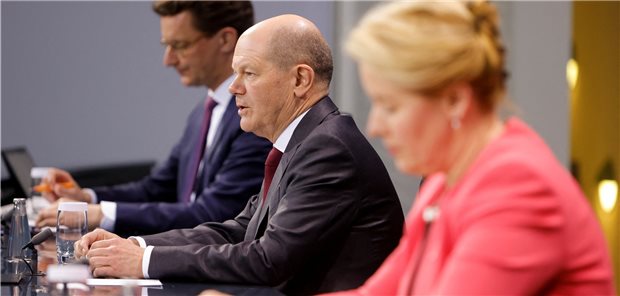 Scholz kündigt Frühling und Sommer ohne Corona-Beschränkungen an Bundeskanzler Olaf Scholz (SPD, Mitte), der nordrhein-westfälische Ministerpräsident Hendrik Wüst (CDU, links) und die Berliner Bürgermeisterin Franziska Giffey (SPD) informieren nach einem Treffen der Staats- und Regierungschefs der Bundesländer mit dem Bundeskanzler zur Bekämpfung des Coronavirus über die Ergebnisse.