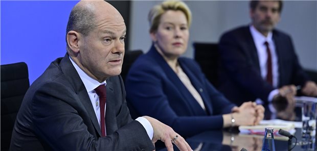 Wegen Omikron: Quarantäne- und Isolationszeiten werden verkürzt Bundeskanzler Olaf Scholz (SPD, l) und Berlins Regierende Bürgermeisterin Franziska Giffey (SPD, M.) erläutern die neue Corona-Maßnahmen, um die Ausbreitung der Omikron-Welle einzudämmen.