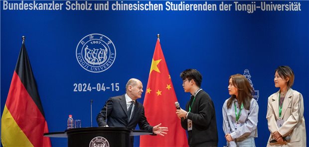 Bundeskanzler Olaf Scholz (SPD) nimmt an einer Townhall mit Studierenden an der Tongji-Universität teil.