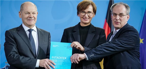 Expertenkommission: Deutschland noch nicht reif für digitalisierte Versorgung Bundeskanzler Olaf Scholz (v.l.) und Bettina Stark-Watzinger (FDP), Bundesministerin für Bildung und Forschung, nehmen das Gutachten 2023 der Expertenkommission Forschung und Innovation (EFI) von Uwe Cantner, Vorsitzender der Kommission, entgegen.