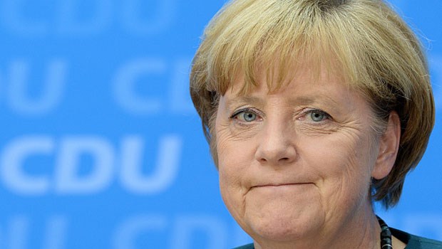 Merkel nach Langlauf-Unfall verletzt Bundeskanzlerin Angela Merkel (Archivbild) hat beim Skilanglauf nach einem Sturz eine Infraktion des linken hinteren Beckenringes erlitten.