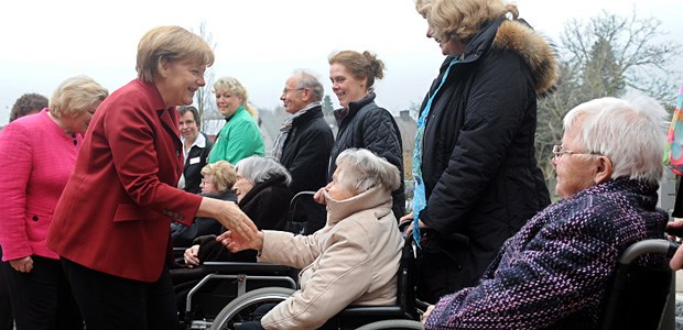 Die Jugend soll die Alterung auffangen Bundeskanzlerin Angela Merkel (CDU) beim Besuch eines Seniorenzentrums in Niedersachsen.