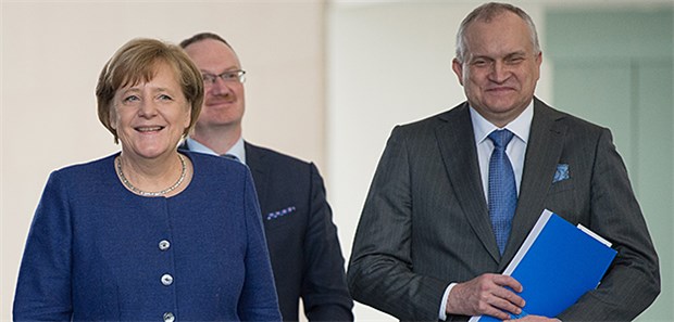 Wirtschaftsweise blicken in die Zukunft Bundeskanzlerin Angela Merkel (CDU) erhält gleich von Christoph Schmidt (r) das Gutachten der "Wirtschaftsweisen".