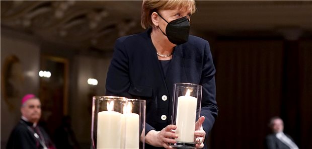 Gedenkfeier erinnert an vielfältiges Leid durch die Corona-Pandemie Bundeskanzlerin Angela Merkel (CDU) hält eine Kerze während einer Gedenkfeier anlässlich des zentralen Gedenkens für die Verstorbenen in der Corona-Pandemie in Deutschland im Konzerthaus am Gendarmenmarkt.