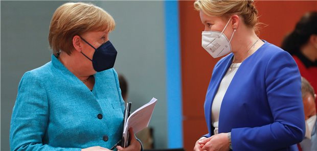 Familienministerin Giffey tritt wegen Plagiatsaffäre zurück Bundeskanzlerin Angela Merkel (CDU - l.) spricht vor der wöchentlichen Kabinettssitzung im Kanzleramt mit Franziska Giffey (SPD - r.), Bundesministerin für Familie, Senioren, Frauen und Jugend.