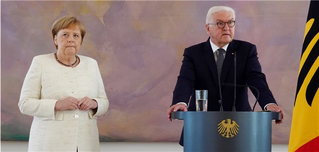 Merkel zittert erneut Bundeskanzlerin Angela Merkel (CDU, links) mit Bundespräsident Frank-Walter Steinmeier (rechts) im Schloss Bellevue. Nur acht Tage nach ihrem Schwächeanfall hat Merkel – sichtbar angestrengt, die Fassung zu wahren – die gleichen Probleme wieder.