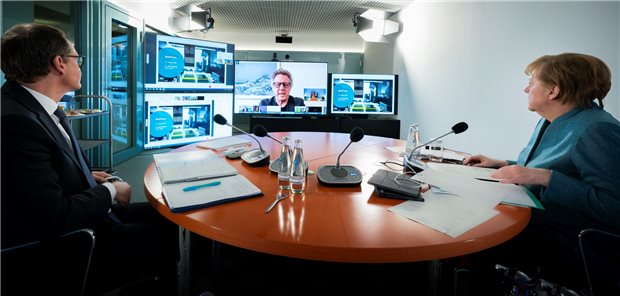Merkel hält an Corona-Impfversprechen fest Bundeskanzlerin Angela Merkel (CDU, r) und Michael Müller (SPD, l), Regierender Bürgermeister von Berlin, sprechen beim „Impfgipfel“ im Bundeskanzleramt mit Sierk Pötting (Monitor), Finanzvorstand von BioNTech, der per Video dazugeschaltet ist. An der Videokonferenz nehmen auch die Länderchefs, mehrere Bundesminister und weitere Vertreter der Impfstoffhersteller sowie der EU-Kommission teil.