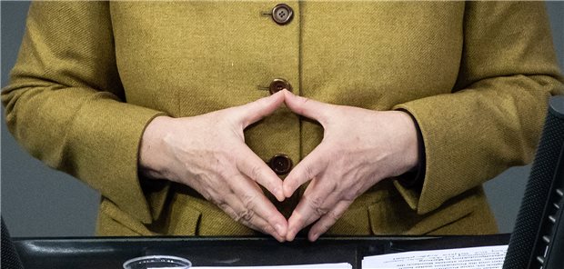 Merkel gesteht Fehler im Umgang mit Corona-Pandemie ein Bundeskanzlerin Angela Merkel am Donnerstag bei der Regierungserklärung zu den Corona-Beschlüssen im Bundestag.