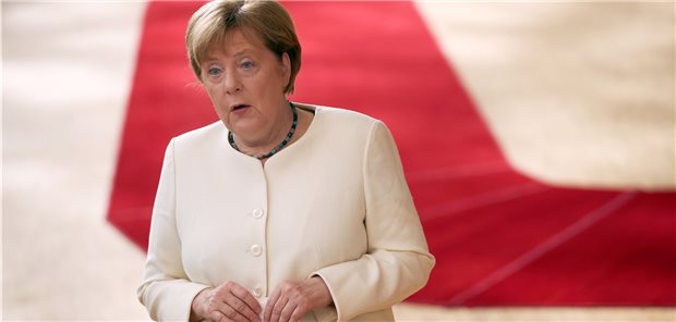 Europäische Volkspartei lehnt EU-Haushalt ab Bundeskanzlerin Angela Merkel hatte nach dem EU-Sondergipfel klar gemacht, dass das EU-Parlament dem Paket zustimmen muss, damit es in Kraft treten kann. Die Europäische Volkspartei hat für die Plenarsitzung am Donnerstag ihr Veto angekündigt.