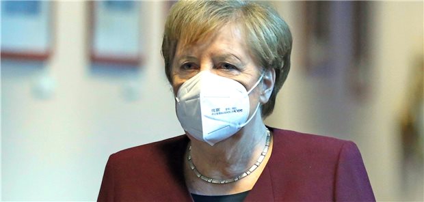 Merkel: „Bitte bleiben Sie zu Hause“ Bundeskanzlerin Angela Merkel macht es vor: die AHA-Regeln einhalten und einen Mund-Nasen-Schutz tragen. Wichtig sei in den nächsten Monaten aber auch, Kontakte zu reduzieren.
