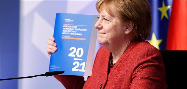 Corona-Pandemie schlägt durch auf die Sozialsysteme Bundeskanzlerin Angela Merkel nimmt den Jahresbericht der fünf Wirtschaftsexperten Monika Schnitzer, Achim Truger, Lars Feld, Volker Wieland und Veronika Grimm in Berlin entgegen.
