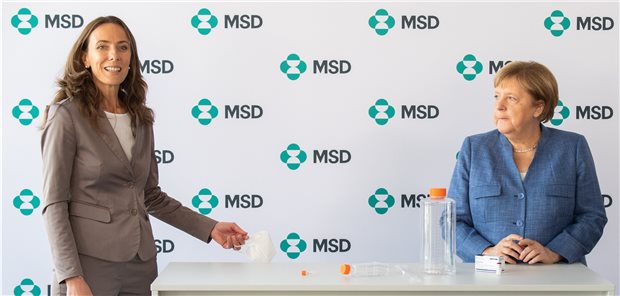 Merkel: Ebola-Impfstoff „große Beruhigung“ – Lernen für COVID-19 Bundeskanzlerin Angela Merkel steht neben Chantal Friebertshäuser, Geschäftsführerin MSD Deutschland (l.), bei einem Besuch der MSD Sharp & Dohme GmbH, Hersteller des Ebola-Impfstoffes Ervebo®.
