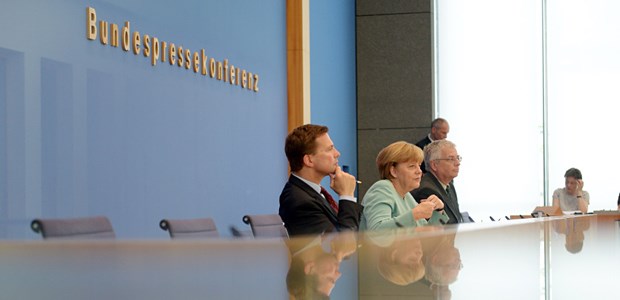 'Umgangsformen, die nicht schön waren.' Bundeskanzlerin Angela Merkel stellt sich den Fragen der Journalisten in der Bundespressekonferenz, mit dabei: Regierungssprecher Steffen Seibert (links).