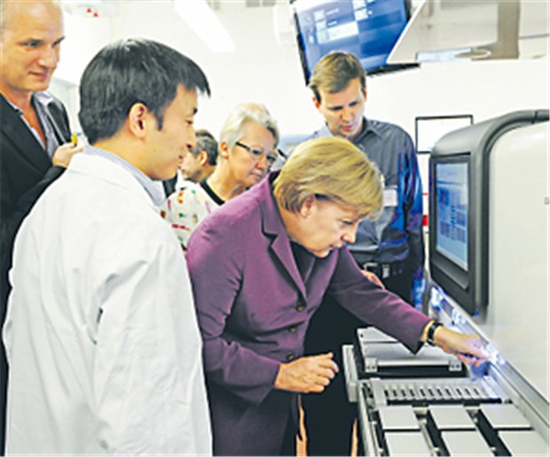 Merkel startet Sequenzierer Bundeskanzlerin Angela Merkel und Bundesforschungsministerin Annette Schavan gestern im Berliner Max-Delbrück-Centrum.