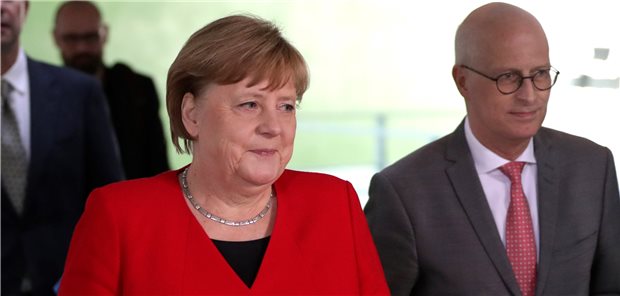 Bund und Länder öffnen Tür zur neuen Normalität Bundeskanzlerin Angela Merkel und Peter Tschentscher, erster Bürgermeister von Hamburg, auf dem Weg zu einer Online-Pressekonferenz nach der Beratung der Bundesländer zur Lockerung der Beschränkungen.