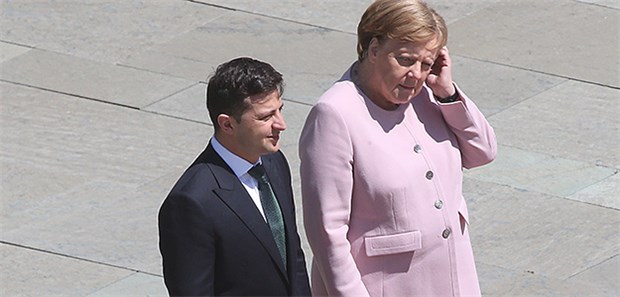 Zitternde Merkel sorgt für Aufsehen Bundeskanzlerin Angela Merkel und der ukrainische Präsident Wolodymyr Selenskyj stehen vor dem Bundeskanzleramt, während die Nationalhymnen ertönen. Kurz darauf beginnt die Kanzlerin plötzlich an, zu zittern.