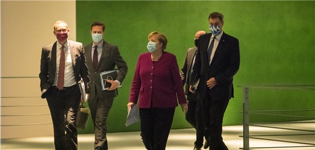 Merkel: „Wir hinken dem Infektionsgeschehen hinterher“ Bundeskanzlerin Angela Merkel unterwegs mit dem bayerischen Ministerpräsidenten Markus Söder (CSU) (r.) und dem Regierenden Bürgermeister von Berlin, Michael Müller ( SPD)(l.), zur Pressekonferenz.