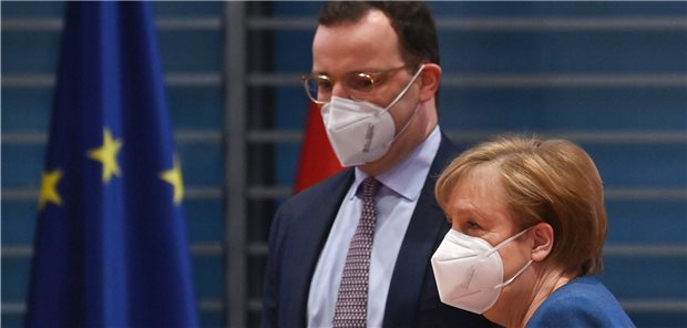 Regierung berät über Corona-Impfstoffproduktion Bundeskanzlerin Merkel stärkt Gesundheitsminister Spahn in Sachen Impfstoffbeschaffung den Rücken.