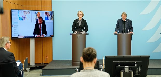 Wenig Infektionen beim medizinischen Personal der Charité Bundesministerin Anja Karliczek mit dem Vorstandsvorsitzenden der Charité Universitätsmedizin Berlin, Professor Heyo K. Kroemer, sowie per Skype Dr. Detlev Michael Albrecht (medizinischer Vorstand des Uniklinikums Dresden) bei der Pressekonferenz des Forschungsministeriums.