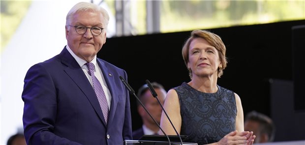Steinmeier für Widerspruchslösung bei Organspende Bundespräsident Frank-Walter Steinmeier hat seiner Frau Elke Büdenbender eine Niere gespendet. Beide setzen sich für die Widerspruchslösung ein.