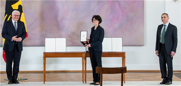 Bundesverdienstkreuz für BioNTech-Gründer Bundespräsident Frank-Walter Steinmeier (l) zeichnet im Schloss Bellevue die Biontech-Gründer Özlem Türeci (M) und ihren Mann Ugur Sahin mit dem Großen Verdienstkreuz aus.