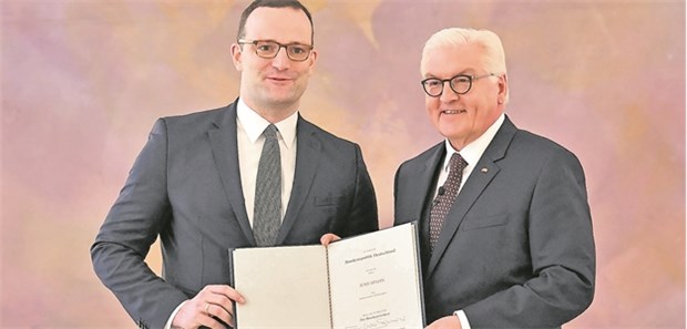Jens Spahn ist neuer Gesundheitsminister Bundespräsident Frank-Walter Steinmeier übergibt am Mittwoch in Schloss Bellevue die Ernennungsurkunde an Jens Spahn (CDU).