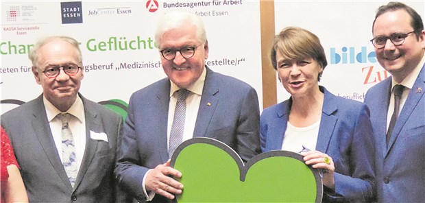 Speed-Dating mit dem Arzt Bundespräsident Frank-Walter Steinmeier und seine Frau Elke Büdenbender beim Besuch des Essener Pilotprojekts „Eine Chance für Geflüchtete“ mit Professor Wolfgang Ewer (links) und Oberbürgermeister Thomas Kufen.
