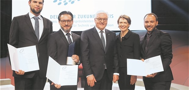 Im Zeichen von Medizin und Pflege Bundespräsident Frank-Walter Steinmeier verleiht im Beisein seiner Gattin Elke Büdenbender den Deutschen Zukunftspreis 2017 an (v.l.) Sven Parusel, Professor Sami Haddadin und Dr. Simon Haddadin.