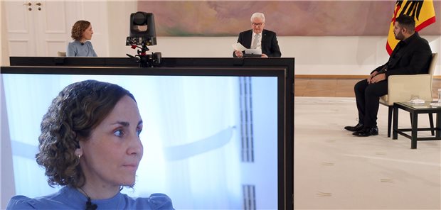 Steinmeier: Mehr als 70.000 Corona-Tote sind eine erschütternde Dimension Bundespräsident Steinmeier führt im Schloss Bellevue ein Gespräch mit Hinterbliebenen, die in der Corona-Pandemie Angehörige verloren haben. Anwesend sind auch Kirsten Grieshaber und Aslan Mahmood.
