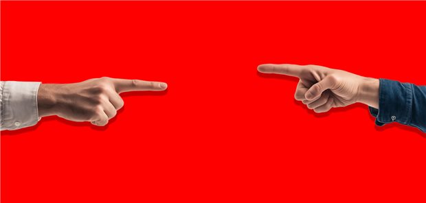 Finger zeigen im Streit aufeinander.