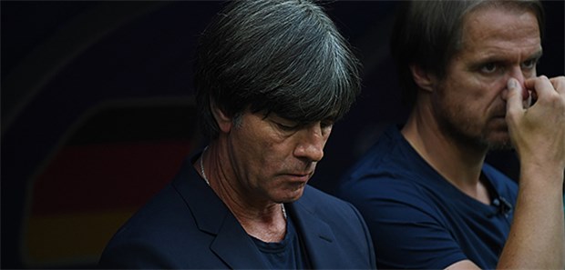 Jogi Löw ist sicher: "Wir werden wieder aufstehen!" Bundestrainer Joachim Löw (l) und Assistenztrainer Thomas Schneider vor dem Spiel. Nach dem Spiel war der ernste Blick erst recht begründet.