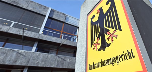 Ein Hinweisschild mit Bundesadler vor dem Bundesverfassungsgericht in Karlsruhe.