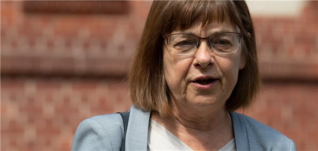 Nonnemacher: „Strenge Regeln für Kliniken schaden ländlicher Versorgung“ Bundesvorgaben eins zu eins vor Ort umzusetzen, macht die Versorgung in der Region manchmal schwierig, meint Brandenburgs Gesundheitsministerin Ursula Nonnemacher, hier vor wenigen Tagen bei einem Besuch der Ruppiner Kliniken.