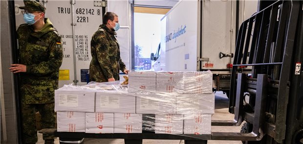 Druck auf Beschäftigte im Sanitätsdienst weiter gewachsen Bundeswehrsoldaten bereiten im Februar 2022 in Quakenbrück die Auslieferung eines Corona-Impfstoffs auf dem Gelände der Bundeswehrapotheke vor.