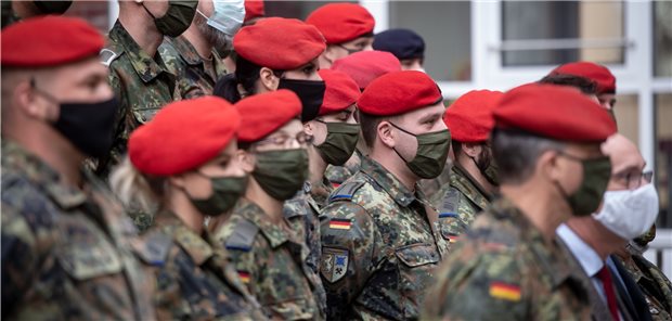 Depressive Soldaten besser versorgen Bundeswehrsoldaten vor ihrem pandemiebedingten Einsatz in Gesundheitsämtern. In Deutschland erkranken pro Jahr mehr als fünf Millionen Menschen an einer Depression. Für betroffene Soldaten soll es künftig schnelle Hilfen geben. (Symbolbild/Archiv).