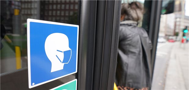 Corona: Muss die Maskenpflicht jetzt wieder verschärft werden? Bundesweit einheitlich gilt die Maskenpflicht in Bussen und Bahnen. Hier beispielsweise weist ein Aufkleber an einem Linienbus auf die Maskenpflicht im Hamburger öffentlichen Personennahverkehr hin. Ob die Pflicht nun ausgeweitet werden soll, wird intensiv politisch diskutiert.