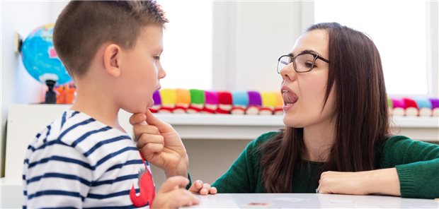 Logopädiebedarf bei Kindern und Jugendlichen deutlich gestiegen Bundesweit ist fast jeder zehnte Junge von Sprachentwicklungsstörungen betroffen. Bei den Mädchen liegt die Quote noch höher. (Motiv mit Fotomodellen).