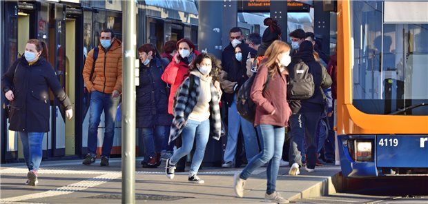 Infektionsschutz: Kakofonie der Änderungswünsche Bundesweit soll es weiterhin eine Maskenpflicht in Bus, Bahn und Flugzeug geben, so sieht es der Entwurf des neuen Infektionsschutzgesetzes vor.