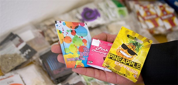 Drogengemische aus dem Internet weiter im Umlauf Bunt, spaßig aber nicht unbedingt harmlos: Hier ein Fund an "Legal High"-Produkten, die das Landeskriminalamt Magdeburg in der Vergangenheit sichergestellt hat.