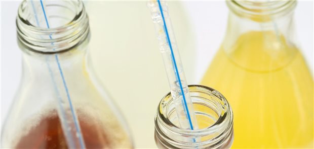 Bunt und süß: In Deutschland nimmt die Debatte um eine Abgabe etwa auf zuckerhaltige Limos wieder Fahrt auf.